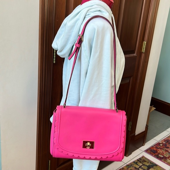 Kate Spade  Scalloped front flap  shoulder bag  Bright pink  Gold tone HW Turn L - Picture 5 of 15